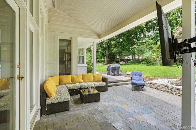 27310 Crestwood Drive, Franklin Village, MI 48025