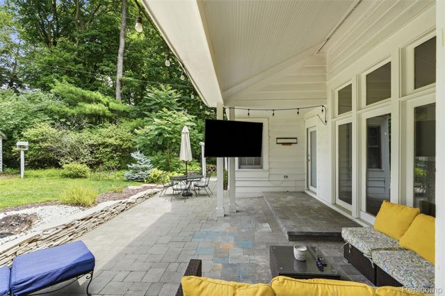 27310 Crestwood Drive, Franklin Village, MI 48025