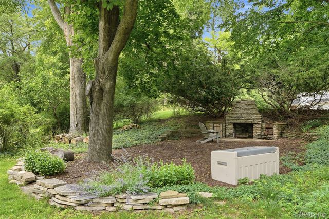 27310 Crestwood Drive, Franklin Village, MI 48025