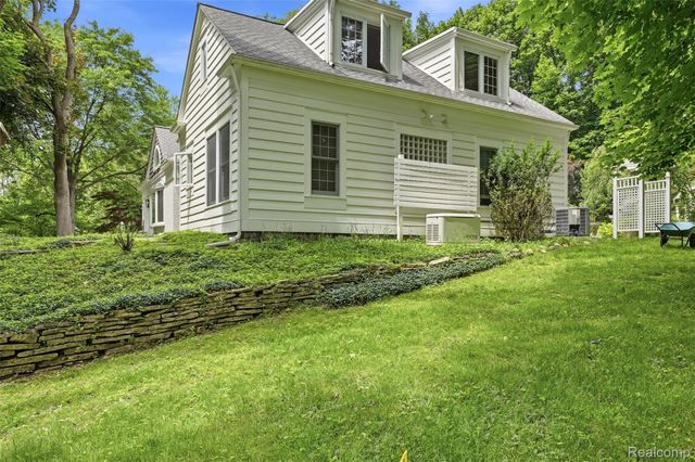 27310 Crestwood Drive, Franklin Village, MI 48025