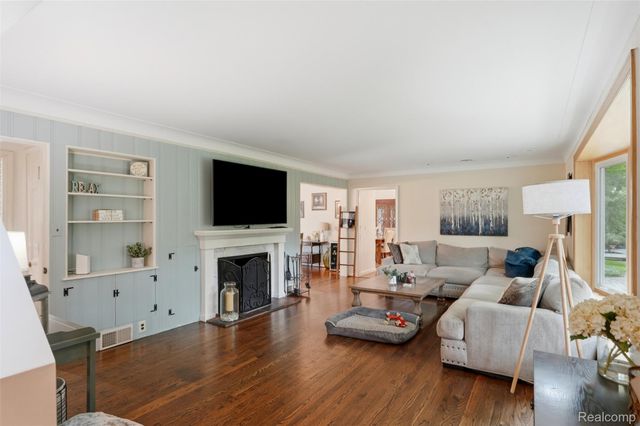 27310 Crestwood Drive, Franklin Village, MI 48025