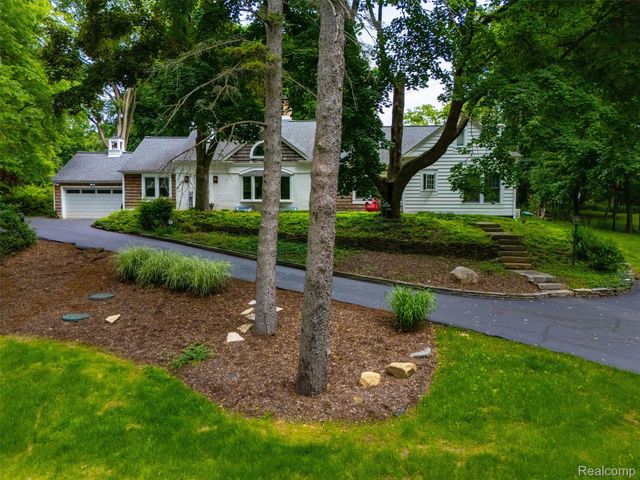 27310 Crestwood Drive, Franklin Village, MI 48025