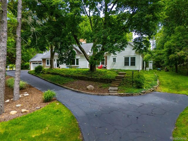 27310 Crestwood Drive, Franklin Village, MI 48025