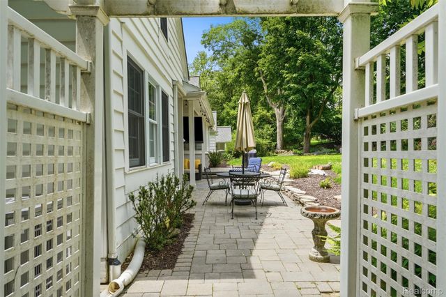 27310 Crestwood Drive, Franklin Village, MI 48025