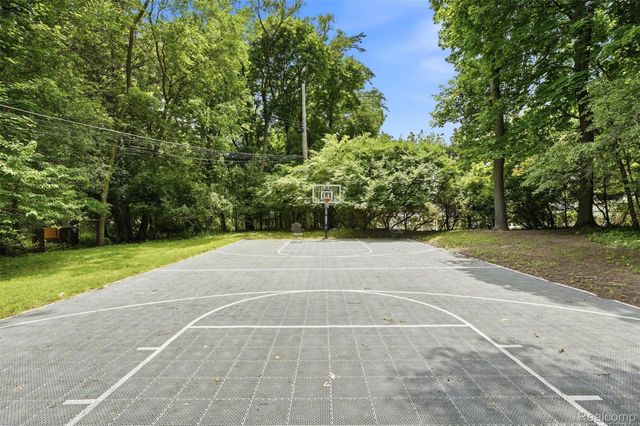27310 Crestwood Drive, Franklin Village, MI 48025