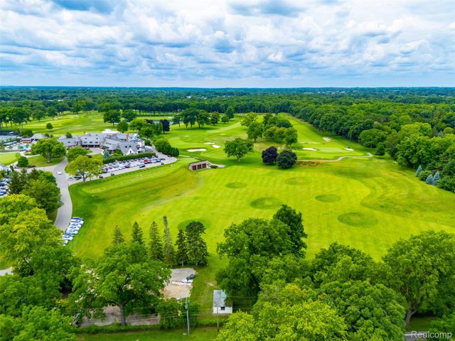 27310 Crestwood Drive, Franklin Village, MI 48025