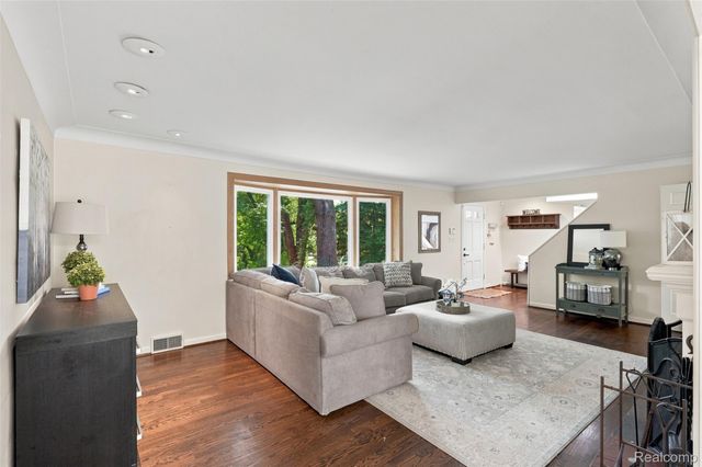 27310 Crestwood Drive, Franklin Village, MI 48025