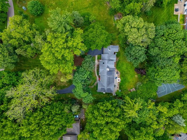 27310 Crestwood Drive, Franklin Village, MI 48025
