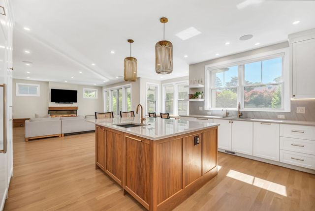 98 Beethoven Ave, Newton, MA 02468