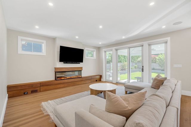 98 Beethoven Ave, Newton, MA 02468