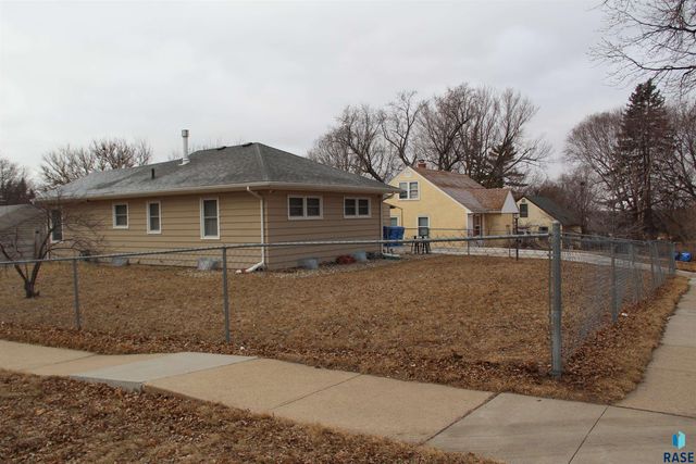 900 S Westmoor Dr Drive, Sioux Falls, SD 57104