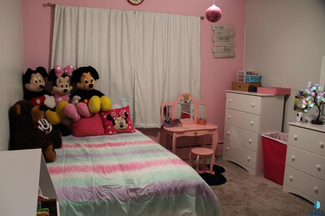 900 S Westmoor Dr Drive, Sioux Falls, SD 57104