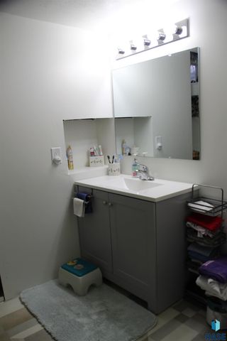 900 S Westmoor Dr Drive, Sioux Falls, SD 57104