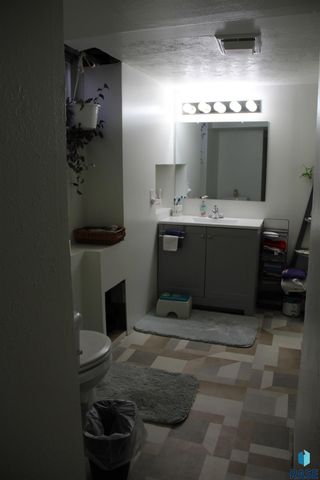 900 S Westmoor Dr Drive, Sioux Falls, SD 57104