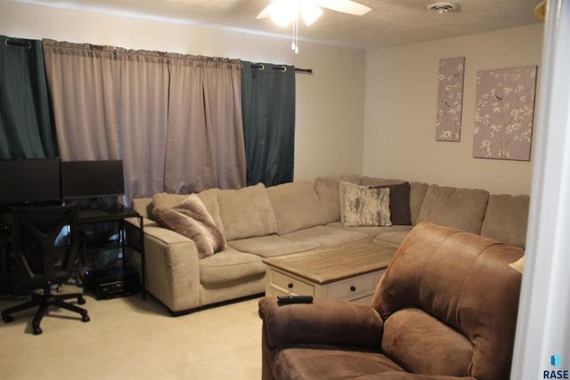 900 S Westmoor Dr Drive, Sioux Falls, SD 57104