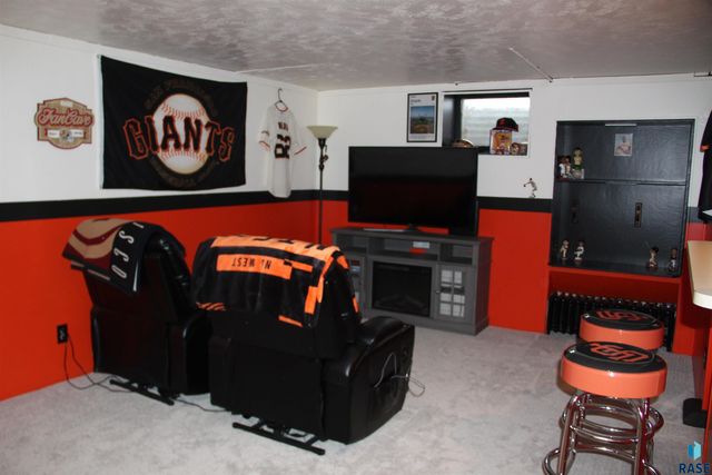 900 S Westmoor Dr Drive, Sioux Falls, SD 57104