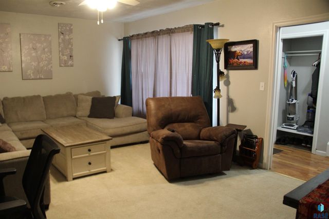 900 S Westmoor Dr Drive, Sioux Falls, SD 57104