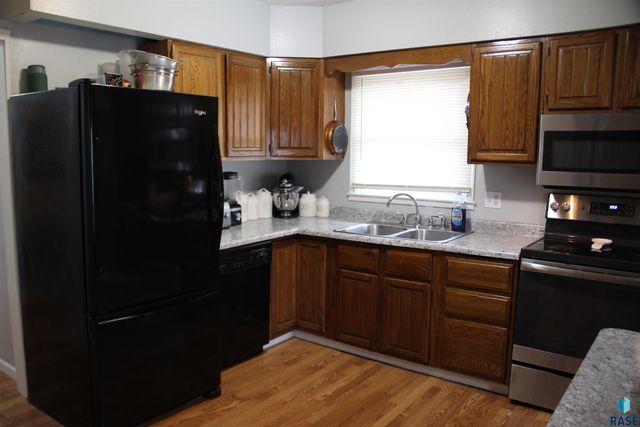 900 S Westmoor Dr Drive, Sioux Falls, SD 57104