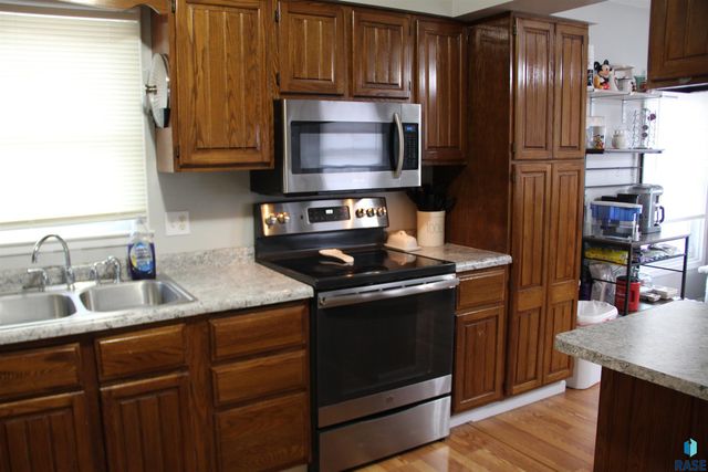 900 S Westmoor Dr Drive, Sioux Falls, SD 57104