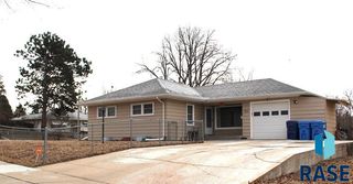 900 S Westmoor Dr Drive, Sioux Falls, SD 57104