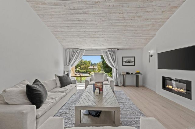 20 Lake Helix Drive, La Mesa, CA 91941