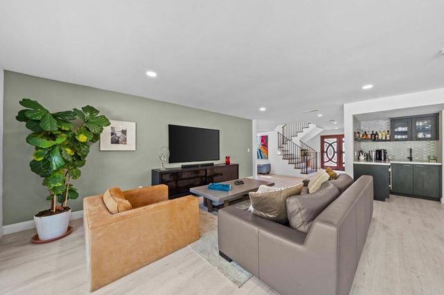 20 Lake Helix Drive, La Mesa, CA 91941