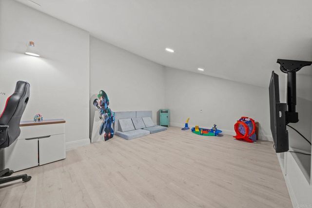 20 Lake Helix Drive, La Mesa, CA 91941