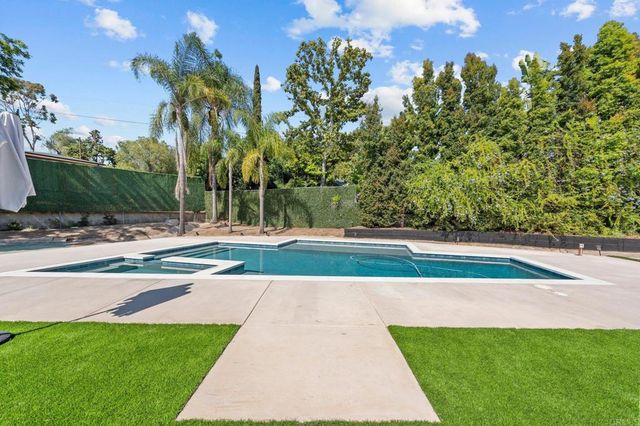 20 Lake Helix Drive, La Mesa, CA 91941