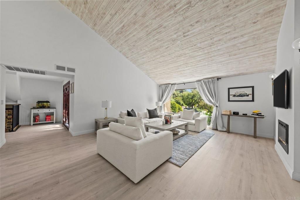 Image 12 of property listing at 20 Lake Helix Drive, La Mesa, CA 91941