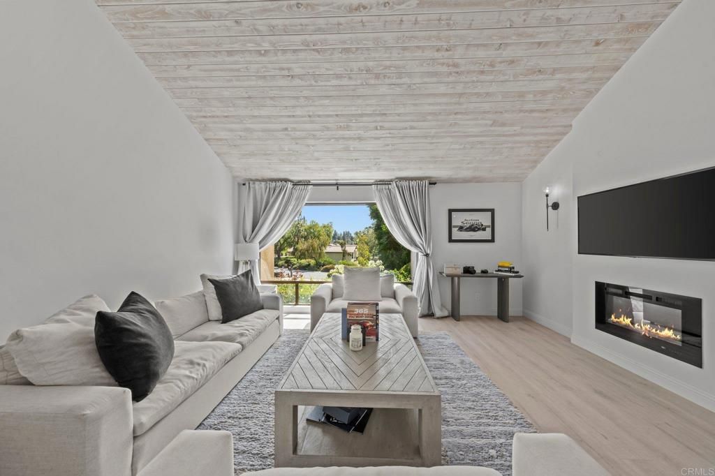 Image 14 of property listing at 20 Lake Helix Drive, La Mesa, CA 91941