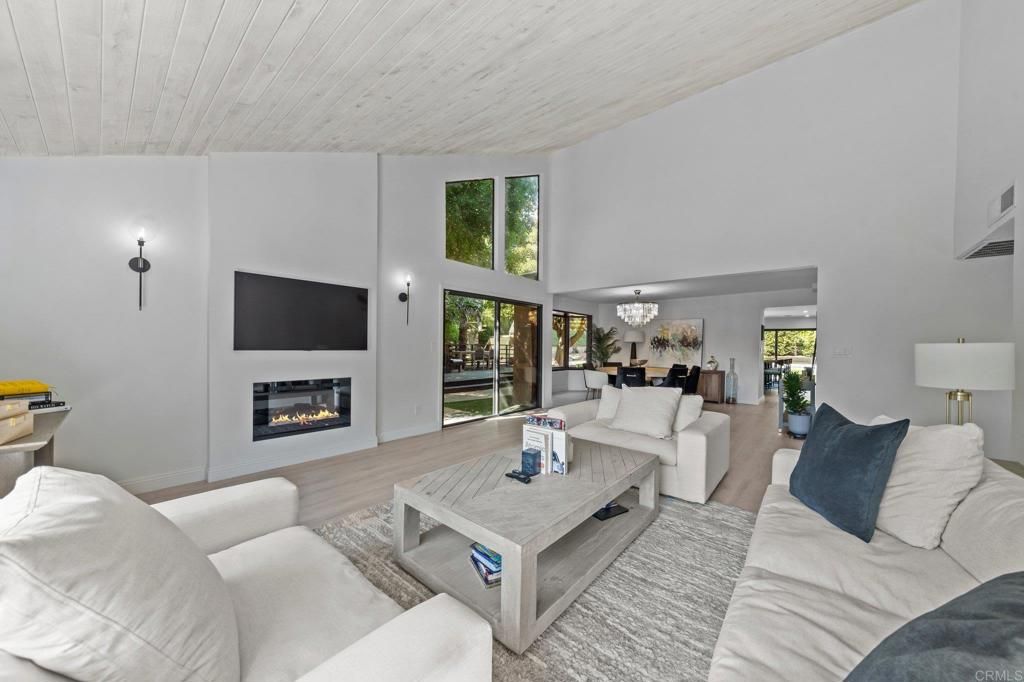 Image 4 of property listing at 20 Lake Helix Drive, La Mesa, CA 91941