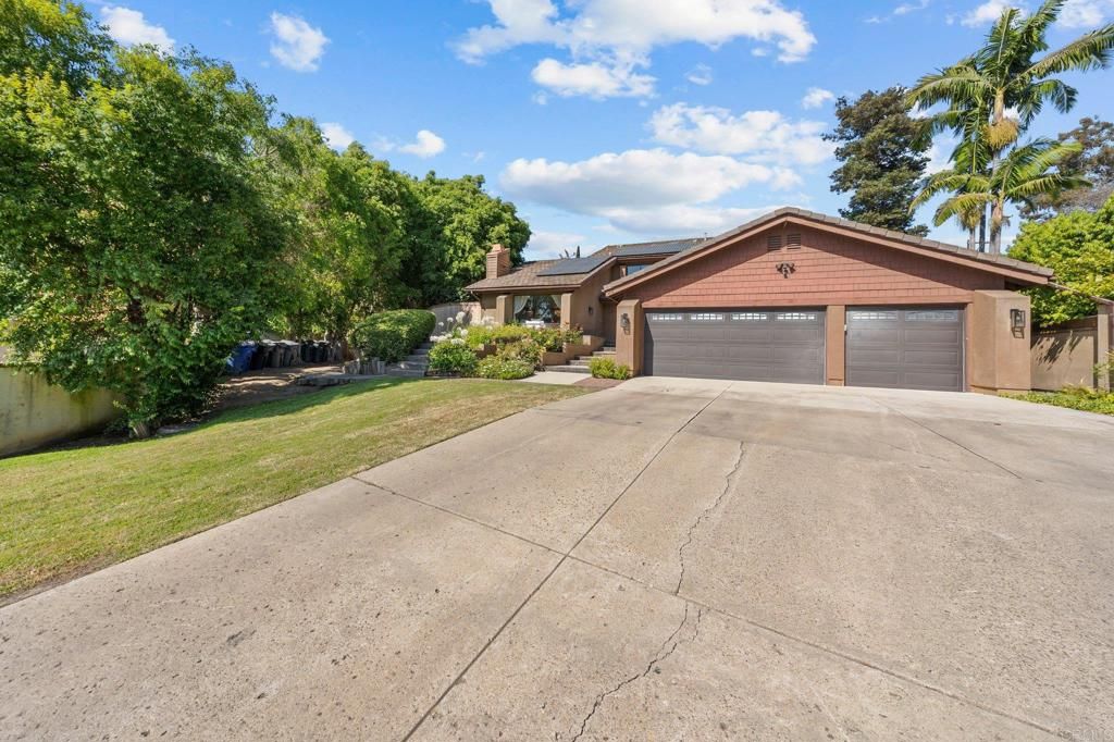 Image 7 of property listing at 20 Lake Helix Drive, La Mesa, CA 91941