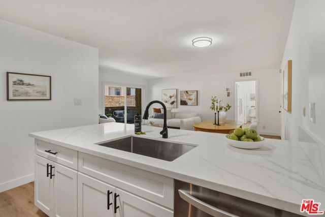 5403 Newcastle Avenue 19, Encino (los Angeles), CA 91316