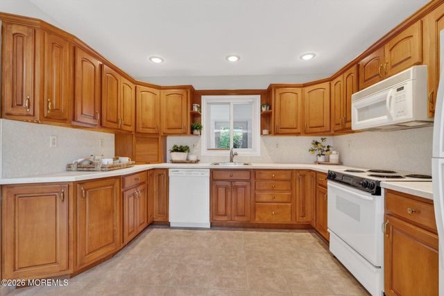 117 Idolstone Lane, Matawan, NJ 07747