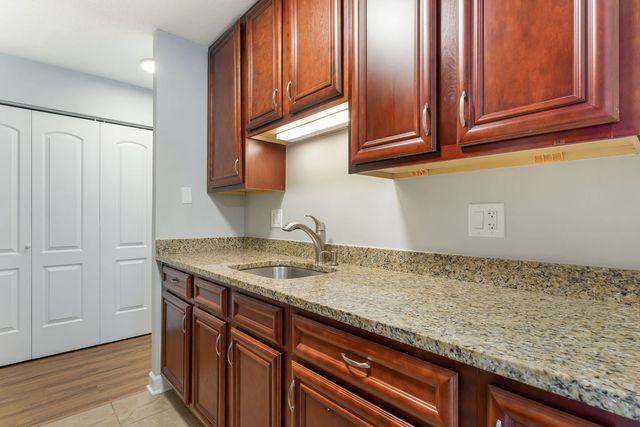 1043 S York Road 310, Bensenville, IL 60106