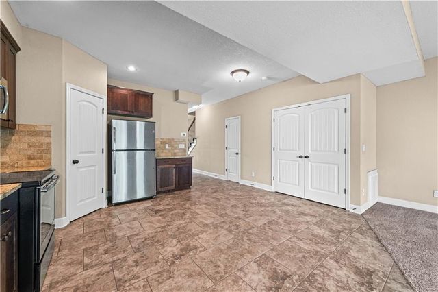 3850 NW 94th Street, Kansas City, MO 64154