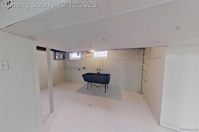 8401 W 7 Mile Road, Detroit, MI 48221