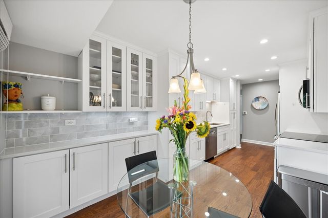 3741 Mission Hills Road 208, Northbrook, IL 60062