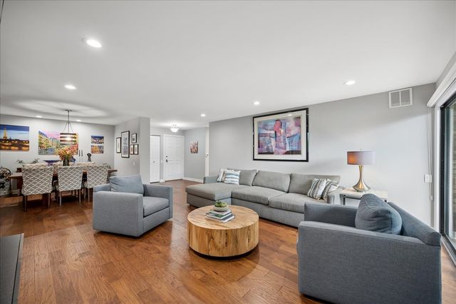 3741 Mission Hills Road 208, Northbrook, IL 60062