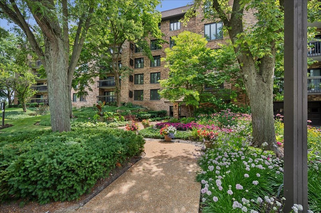3741 Mission Hills Road 208, Northbrook, IL 60062