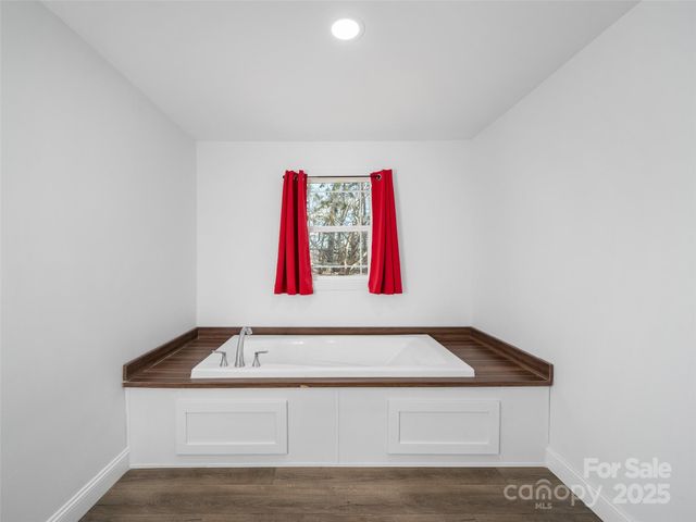 92 Jarrett Drive, Bakersville, NC 28705