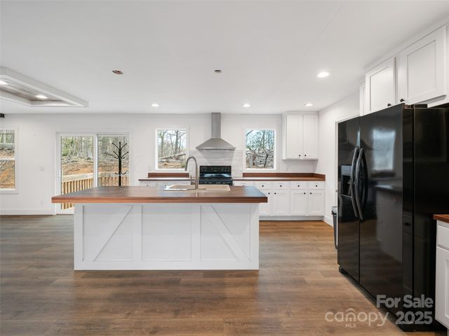 92 Jarrett Drive, Bakersville, NC 28705