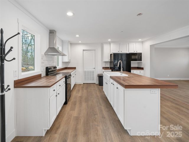 92 Jarrett Drive, Bakersville, NC 28705