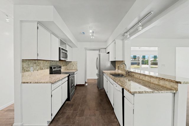 8026 E Morningside St, Wichita, KS 67207