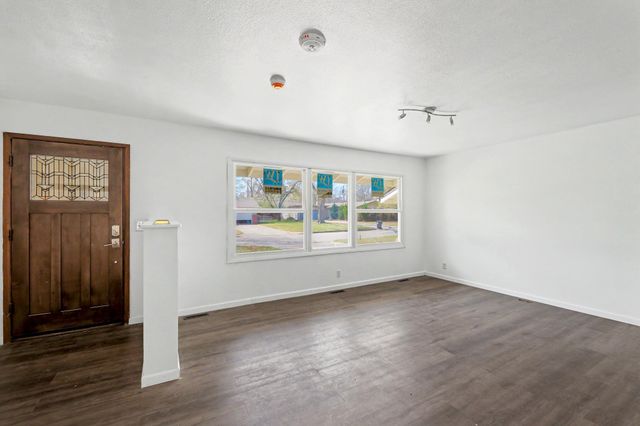 8026 E Morningside St, Wichita, KS 67207