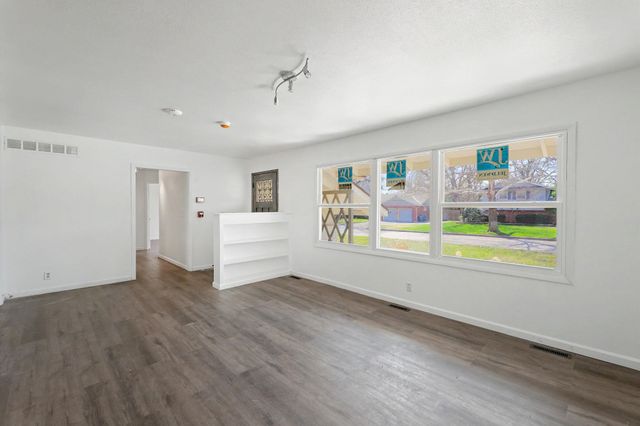 8026 E Morningside St, Wichita, KS 67207