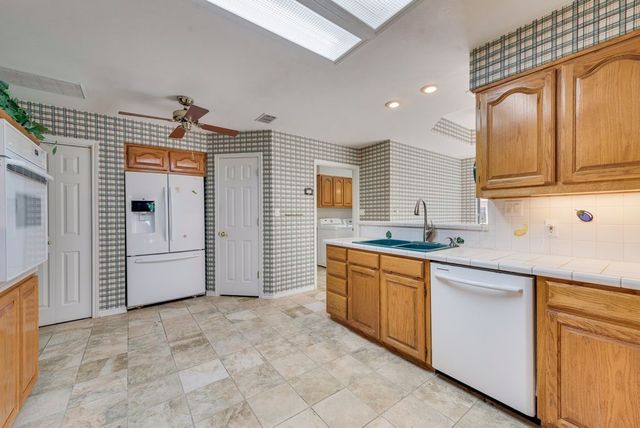 104 Kiowa Drive N, Gainesville, TX 76240