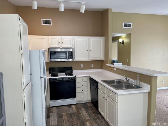 8304 Pebble Creek Way 203, Highlands Ranch, CO 80126