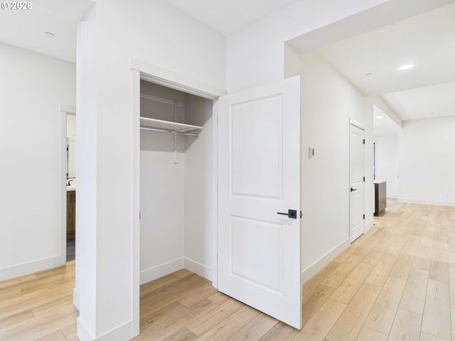 521 W 20TH Way, La Center, WA 98629