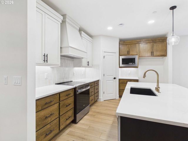 521 W 20TH Way, La Center, WA 98629